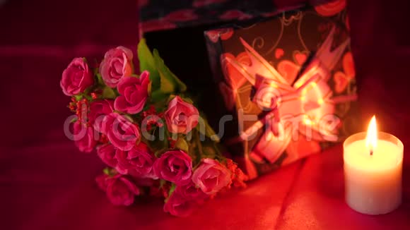 花束蜡烛燃烧和礼品盒的录像情人节视频的预览图