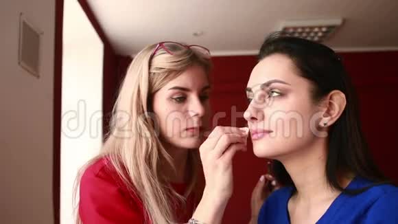 后台场景专业化妆师在工作中做魅力模特化妆视频的预览图