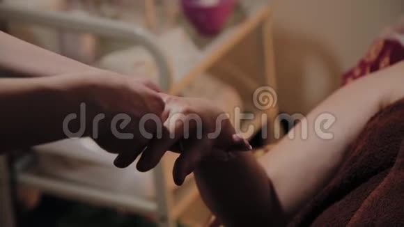 为美容院的老年妇女提供专业的手部按摩视频的预览图