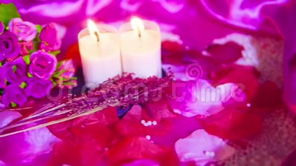 粉红玫瑰蜡烛燃烧和装饰的画面视频的预览图
