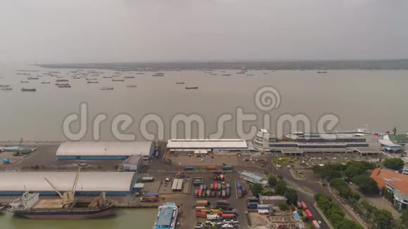 印度尼西亚爪哇泗水的货运和客运海港视频的预览图
