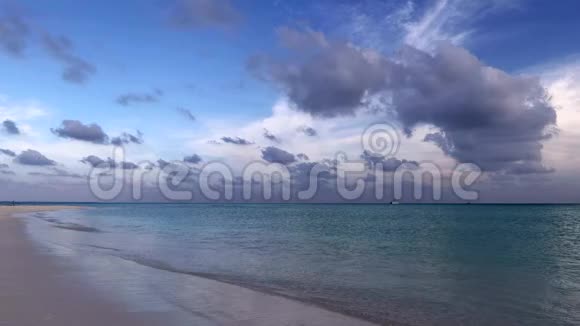 空中观景热带海洋的岛屿视频的预览图