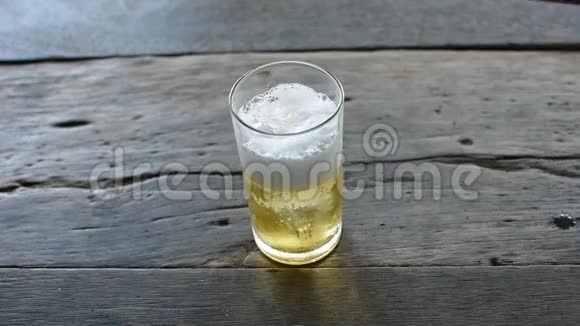 啤酒倒在玻璃里加冰视频的预览图