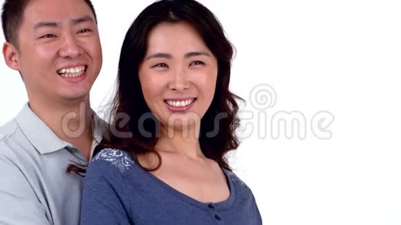 亚洲微笑情侣拥抱的肖像视频的预览图