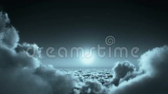 夜间飞行在云团月亮和天空高空外层空间视频的预览图