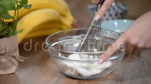 厨师在厨房做奶油烹饪过程视频的预览图