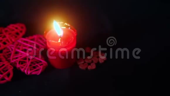 红丝带蜡烛燃烧和木爱的情人节礼物视频的预览图