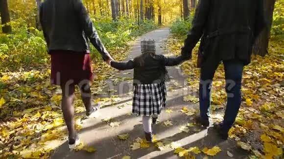秋天公园的幸福家庭视频的预览图