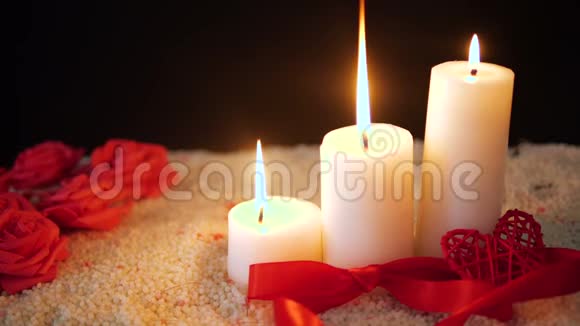 玫瑰花蜡烛燃烧和情人节装饰的足迹视频的预览图