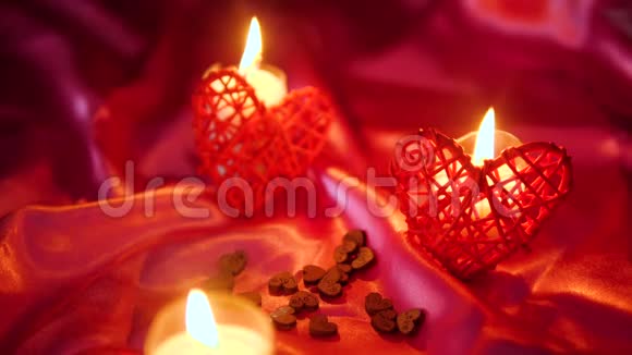 鲜花和蜡烛燃烧的情人节装饰录像视频的预览图