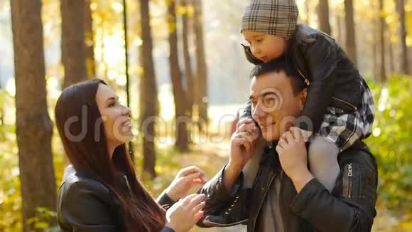 秋天公园的幸福家庭视频的预览图