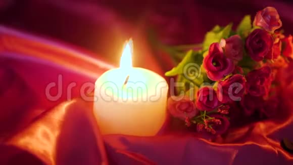 情人节的装饰镜头点燃蜡烛和鲜花视频的预览图