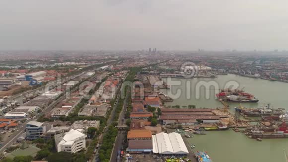印度尼西亚爪哇泗水的货运和客运海港视频的预览图