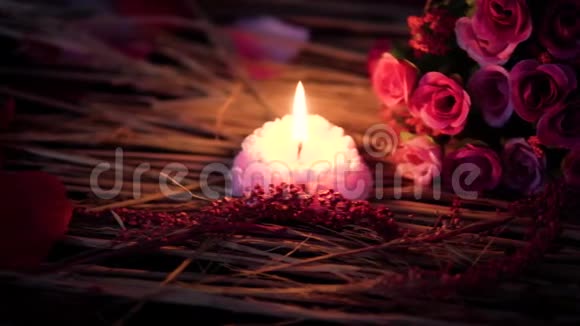 情人节花束和蜡烛燃烧的镜头视频的预览图