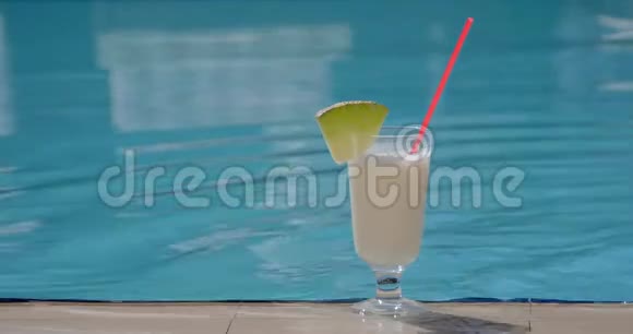 游泳池旁的夏季鸡尾酒视频的预览图