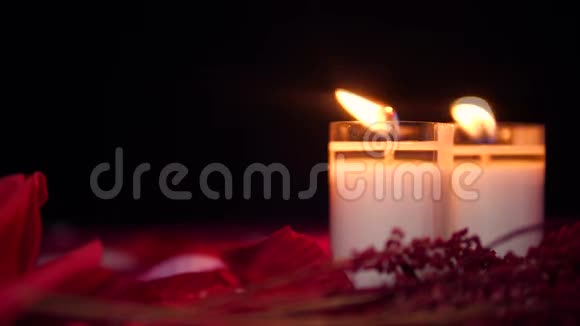 情人节快乐有蜡烛燃烧的镜头视频的预览图