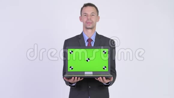 一张展示笔记本电脑的快乐商人摄影棚视频的预览图
