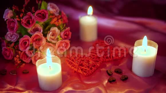 与装饰花和蜡烛燃烧的镜头约会情人节视频的预览图