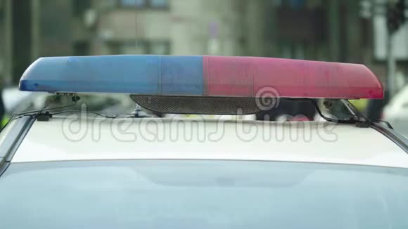 警车车顶上的闪光器布林克特写镜头视频的预览图