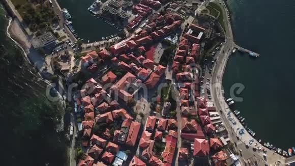 保加利亚古城内塞巴尔旧瓦屋顶的鸟瞰图视频的预览图