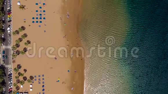 西班牙卡纳里斯岛特内里费海滩金沙的鸟瞰图视频的预览图