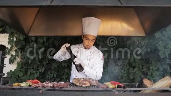 厨师胡椒牛肉牛排视频的预览图