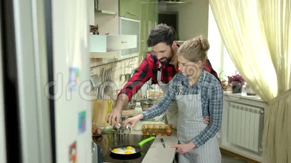 高加索男人和女人做饭视频的预览图