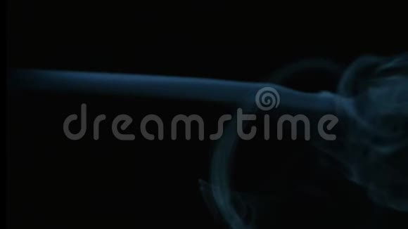 在黑暗的背景下香滑烟的运动动态美丽从容的放松理念芳香疗法清洁视频的预览图