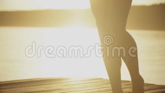 美丽的女人穿着比基尼在热带海滩暑假的日子里旋转着视频的预览图