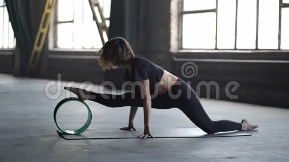 性感女孩瑜伽训练视频的预览图