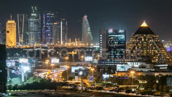迪拜市区风景优美夜间天际线渐变从屋顶可以看到谢赫扎耶德的道路有许多照明塔视频的预览图