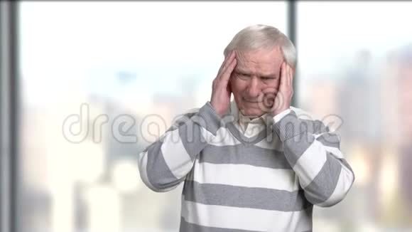 不高兴的老人头痛视频的预览图