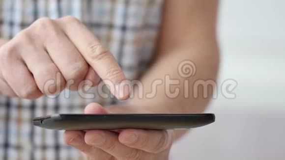 一个在移动触摸屏智能手机上使用应用程序的人视频的预览图