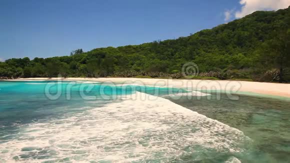 塞舌尔群岛的小浪和白色海滩LaDigueAnseCocos视频的预览图