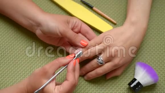 美容师为修指甲做准备视频的预览图