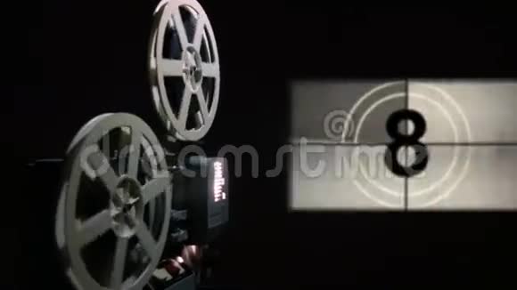 老电影放映员用绿色屏幕转换倒计时视频的预览图