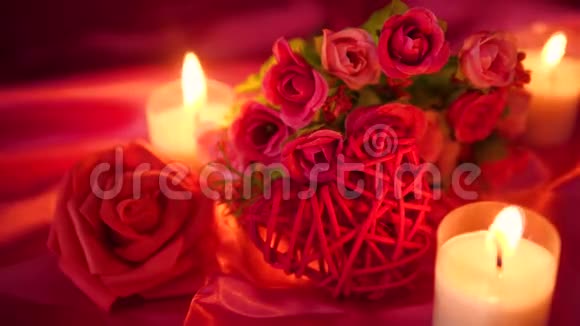 与蜡烛燃烧和花束一起约会情人节祝福片段视频的预览图