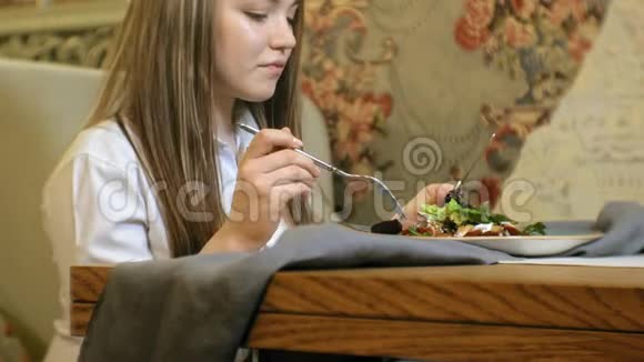 美丽的金发女人在餐厅吃喝午休视频的预览图