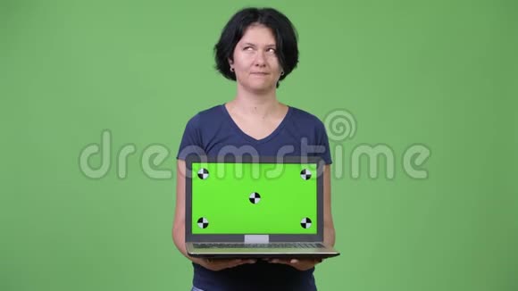 一位留着短发的漂亮女士带着笔记本电脑视频的预览图