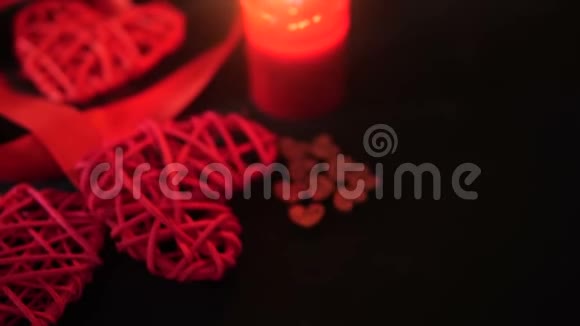 红丝带蜡烛燃烧和木爱的情人节礼物视频的预览图