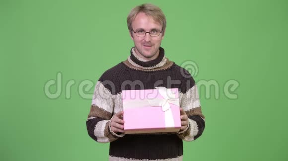 工作室拍摄的快乐帅哥送礼品盒视频的预览图