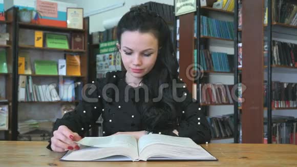 年轻女子在图书馆看书视频的预览图