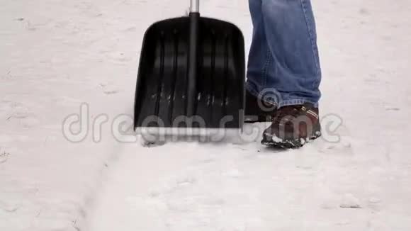 用雪铲干活的人视频的预览图