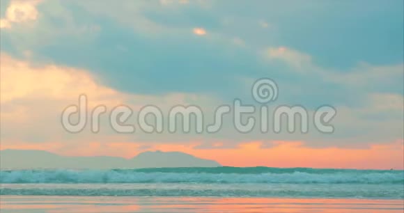 美丽的日落在热带的海洋背景观念自然度假放松视频的预览图