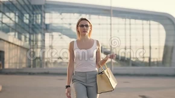 机场的商务女性视频的预览图