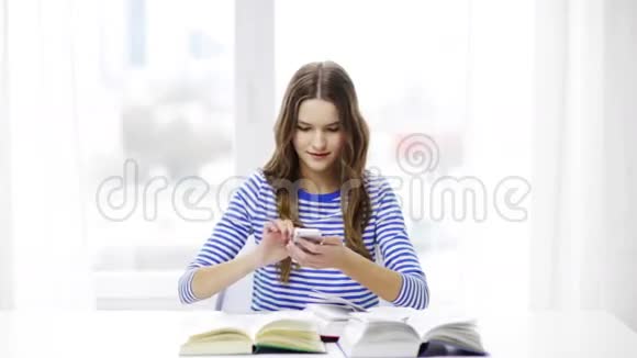 带智能手机和书的微笑学生女孩视频的预览图