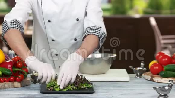 厨师做沙拉厨房餐桌视频的预览图