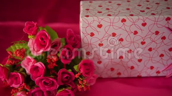 花束礼物蜡烛燃烧和丝带装饰情人节视频的预览图