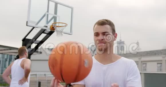 篮球运动员在球场打篮球视频的预览图