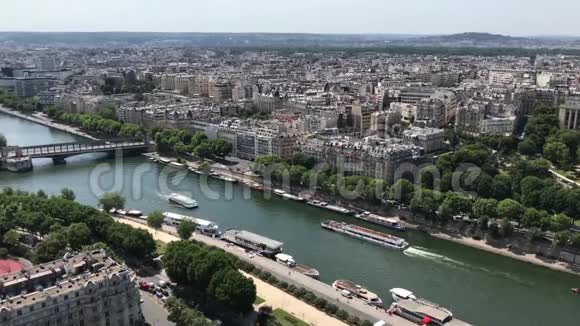 从法国巴黎埃菲尔铁塔俯瞰巴黎天际线视频的预览图